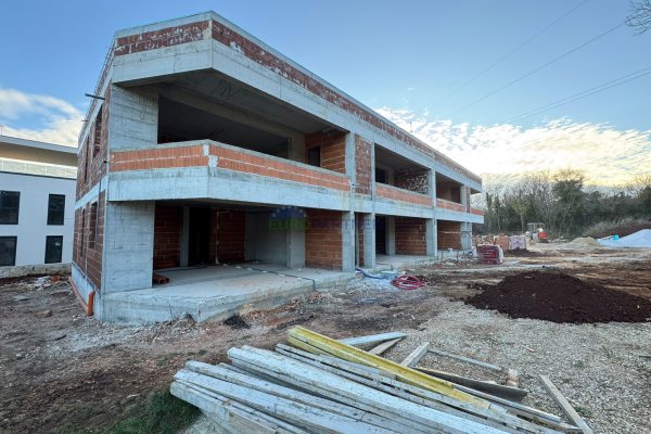 Poreč, okolica, dvosoban stan u prizemlju s vrtom