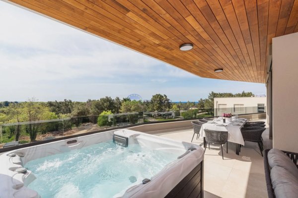 Penthouse s pogledom na more, 800m od mora, Poreč okolica