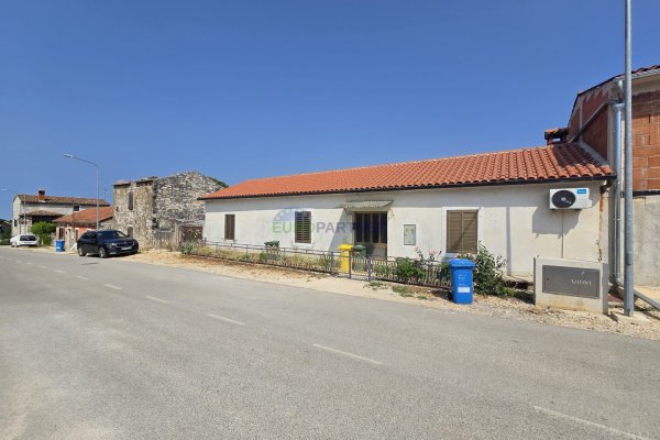 Kuća u centru mjesta 10km od Poreča, Istra