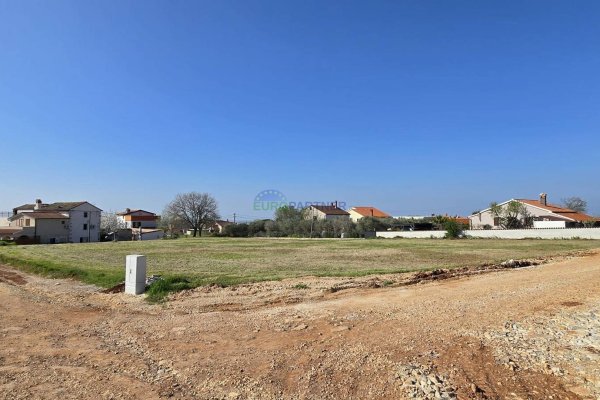 Građevinsko zemljište s pogledom na more, 8km od Poreča