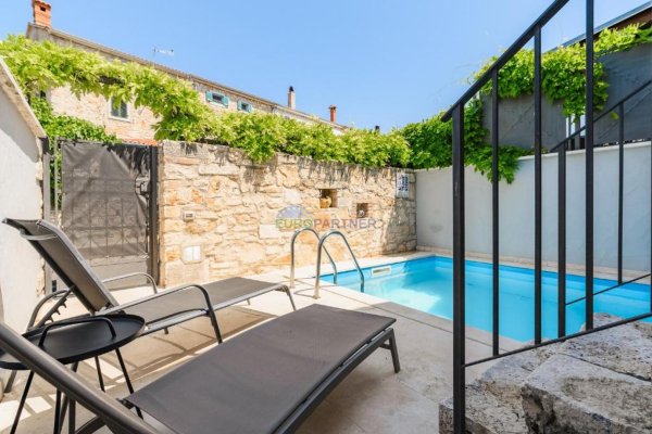 Poreč, okolica, renovirana kamena kuća s bazenom, 4km od mora