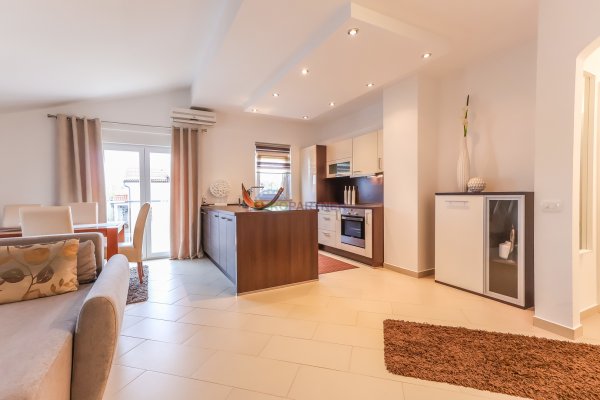 Poreč, moderno opremljen 3-sobni stan + zemljište 140m2  -samo 2,5 km od mora