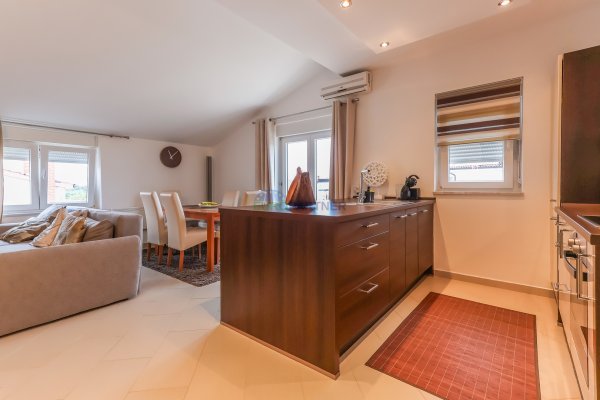 Poreč, moderno opremljen 3-sobni stan + zemljište 140m2  -samo 2,5 km od mora