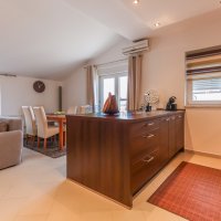 Poreč, moderno opremljen 3-sobni stan + zemljište 140m2  -samo 2,5 km od mora - 2
