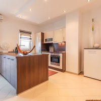 Poreč, moderno opremljen 3-sobni stan + zemljište 140m2  -samo 2,5 km od mora - 3