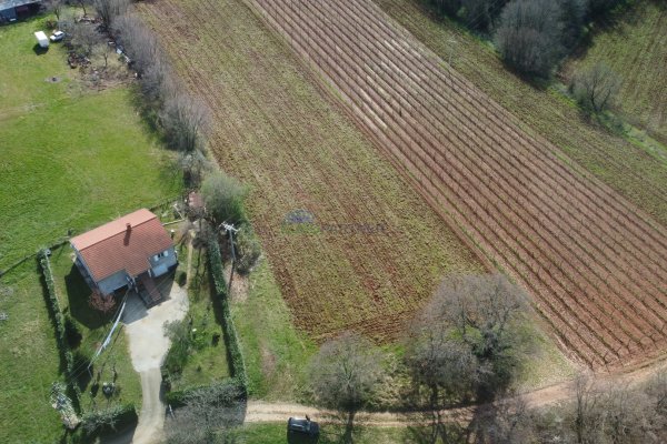 Zemljište na rubu građevinske zone, 12km od Poreča