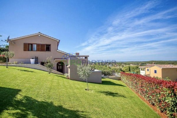 Kuća s prekrasnim otvorenim pogledom na prirodu, Poreč, 7km od mora
