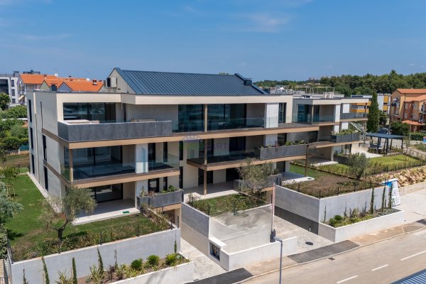 Istra, Novigrad, luksuzan stan  u prizemlju zrade