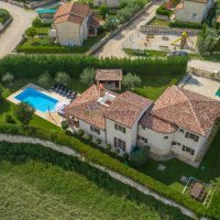 Prekrasna kamena vila sa bazenom i velikim vrtom - 4