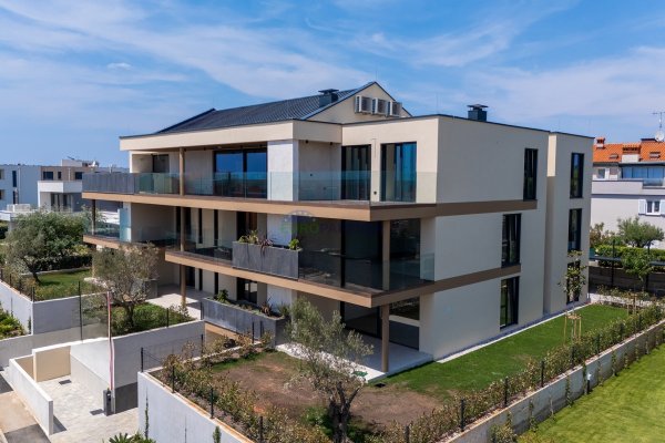 Istra, Novigrad, stan na prvom katu u luksuznoj zgradi