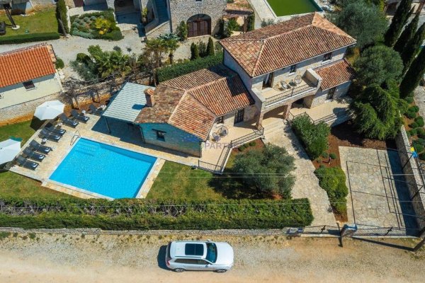 Kamena vila na brežuljku s pogledom na more, Poreč, Istra