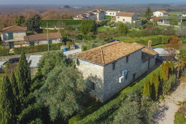 Kamena vila na brežuljku s pogledom na more, Poreč, Istra