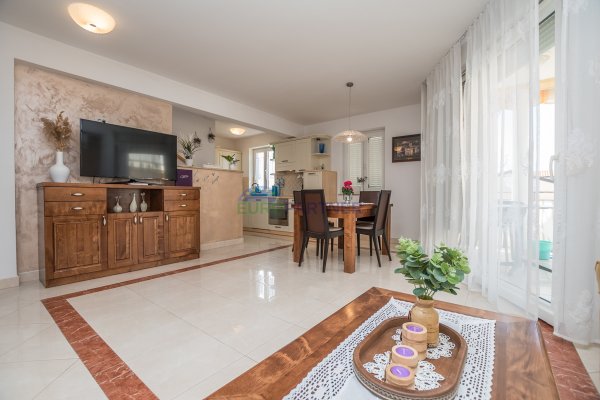 Poreč, stan  90m2 s pogledom na more! 700m do mora