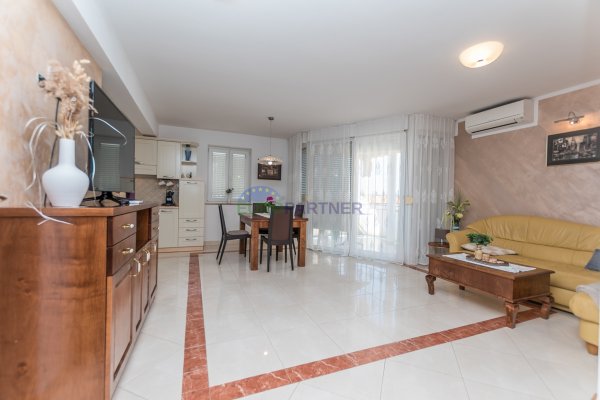 Poreč, stan  90m2 s pogledom na more! 700m do mora