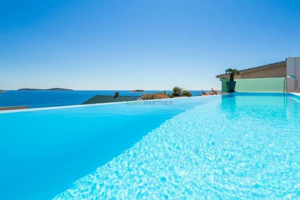 Luksuzna vila udaljena samo 30 m od mora u blizini Primoštena