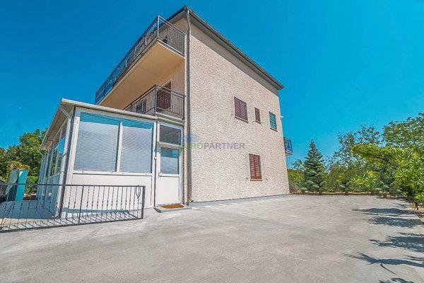 Novigrada, Samostojeća kuća sa tri stana