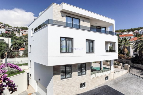 Luksuzna vila s bazenom i pogledom na more,