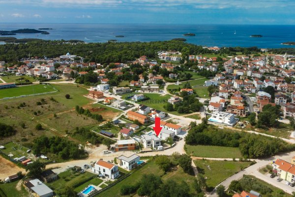 Elegantna moderna dvojna kuća s bazenom u Funtani