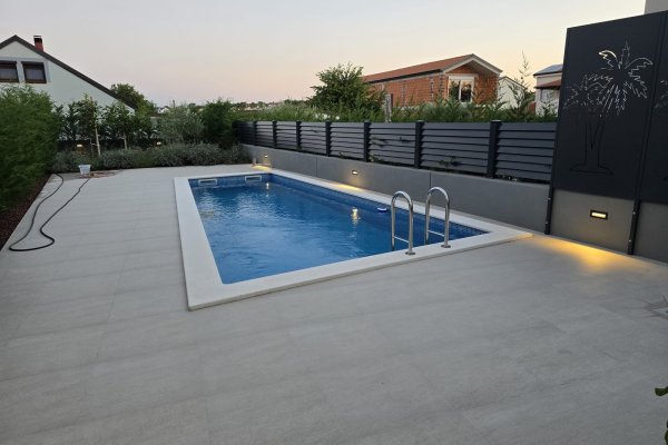 Elegantes modernes Doppelhaus mit Pool in Funtana