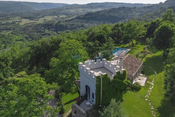 Istra, Ekskluzivno imanje u srcu Grožnjana – potpuna privatnost i jedinstvena lokacija