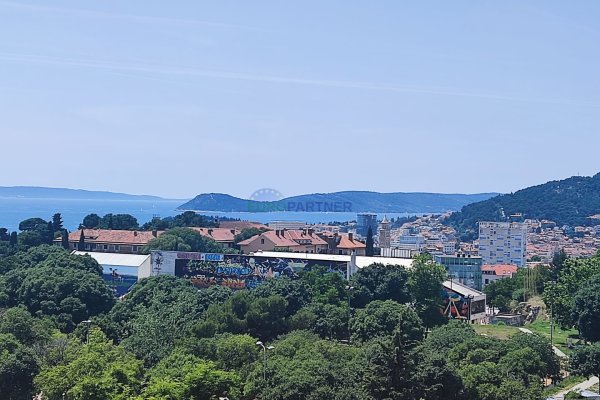 Komforni stan 148 m2 s garažom, 3S+DB s pogledom na more, Split