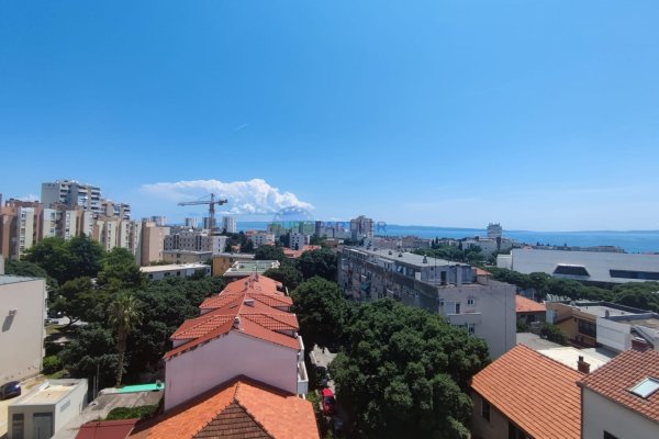 Komforni stan 148 m2 s garažom, 3S+DB s pogledom na more, Split