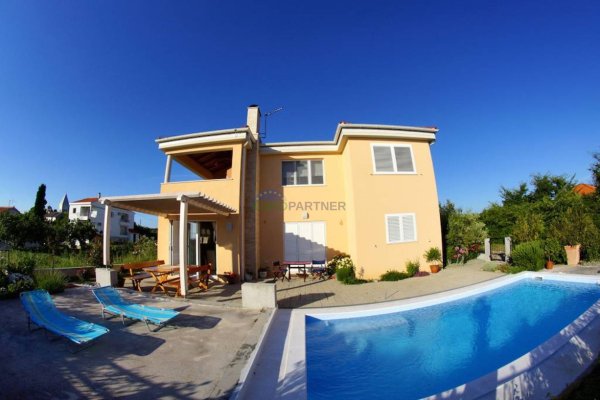Luksuzna vila sa bazenom, Petrčane