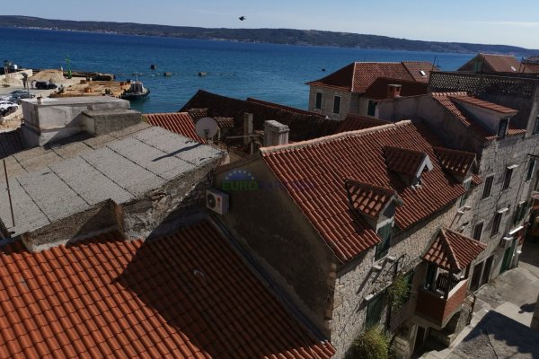 Kamena kuća s poslovnim prostorom u Kaštel Starom