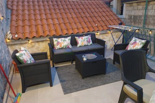 Kamena kuća s poslovnim prostorom u Kaštel Starom
