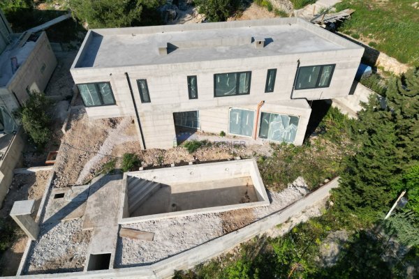 Novoizgrađena vila s bazenom na otoku Prviću