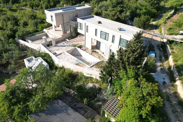 Novoizgrađena vila s bazenom na otoku Prviću