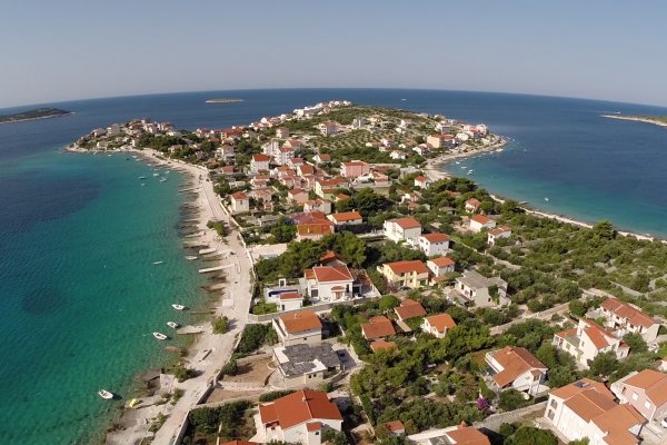 Atraktivno građevinsko zemljište 50 m od mora u blizini Rogoznice, 840 m2