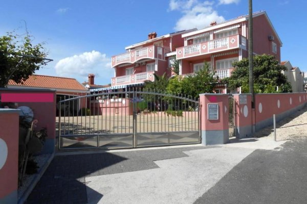 VILLA SA BAZENOM I POGLEDOM NA MORE, BORIK – ZADAR