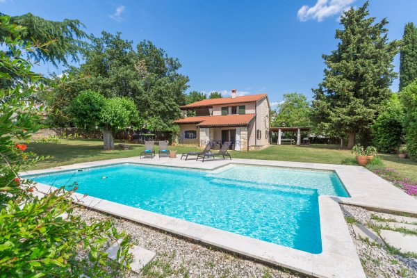 Istra ,Poreč okolica. Samostojeća  kuća s velikim vrtom