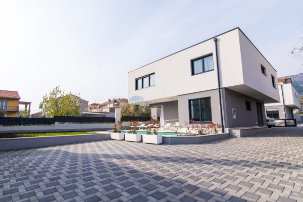 Predivne dvije moderne vile s bazenom, Kaštela, prodaja