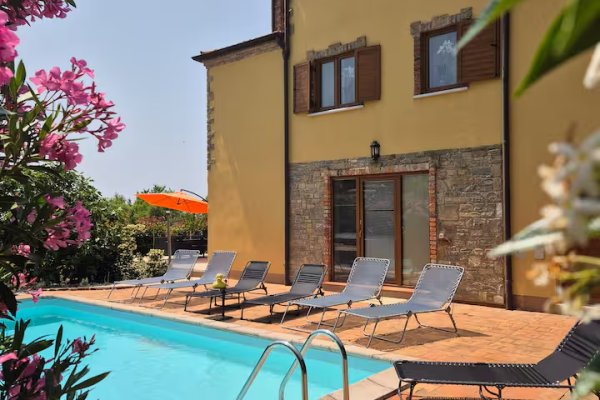 Istria, nei dintorni di Poreč. Villa in pietra indipendente con vista mare