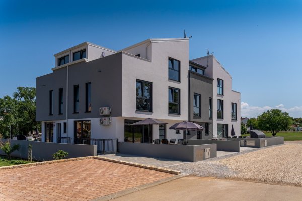 FUNTANA – ELEGANTES REIHENHAUS AN AUSGEZEICHNETER LAGE, NUR 300 M VOM MEER ENTFERNT