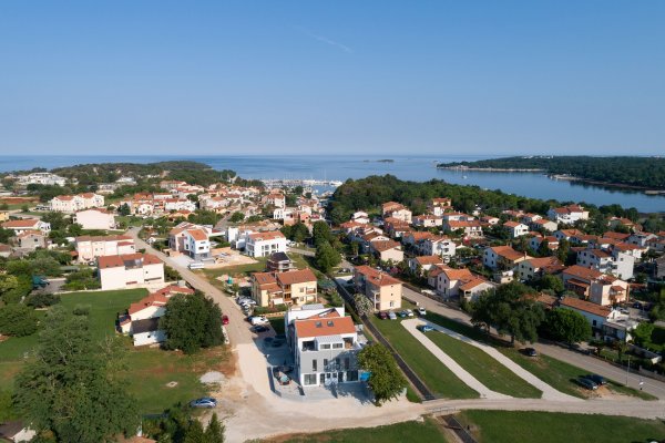 FUNTANA – ELEGANTNA KUĆA U NIZU NA IZVRSNOJ LOKACIJI, SAMO 300 M OD MORA