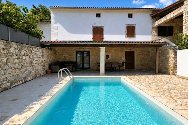 Authentisches istrisches Steinhaus mit Pool – nur 7 km von Poreč und dem Meer entfernt