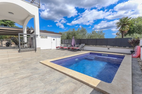 Casa con piscina, a 5 km dal centro e dal mare, Poreč