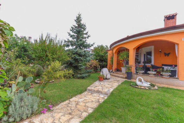 POREČ – OKOLICA | Elegantna prizemnica s jacuzzijem, velikom terasom i mediteranskim vrtom