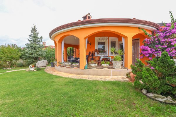 POREČ – OKOLICA | Elegantna prizemnica s jacuzzijem, velikom terasom i mediteranskim vrtom