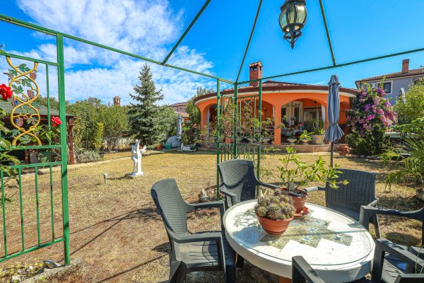 POREČ – OKOLICA | Elegantna prizemnica s jacuzzijem, velikom terasom i mediteranskim vrtom