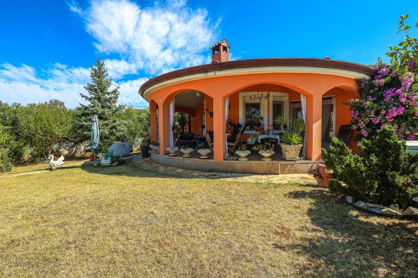 POREČ – OKOLICA | Elegantna prizemnica s jacuzzijem, velikom terasom i mediteranskim vrtom
