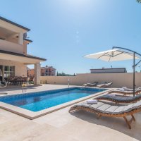 POREČ – OKOLICA , Elegantna obiteljska kuća s bazenom, 2,5 km od mora - 2