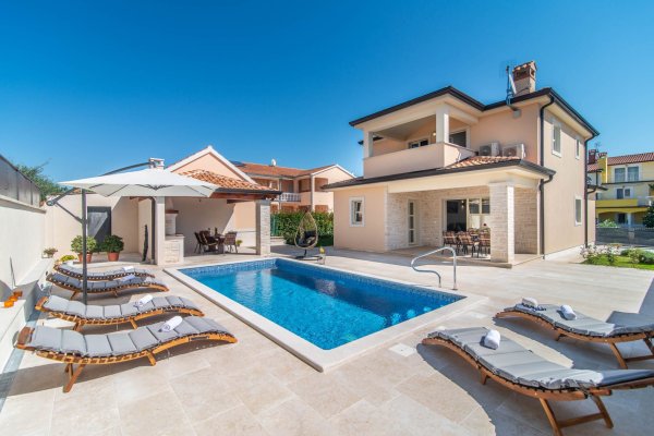 POREČ – OKOLICA , Elegantna obiteljska kuća s bazenom, 2,5 km od mora