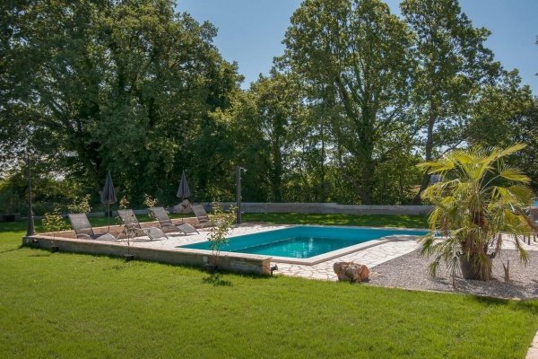 Tinjan – House with Pool on the Edge of the Settlement, Surrounded by Forest and Greenery
