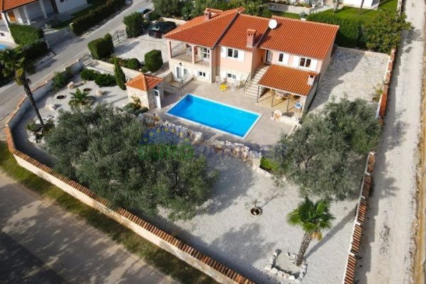 Samostojeća kuća sa dodatnim apartmanom i pogledom na more, Poreč, Istra