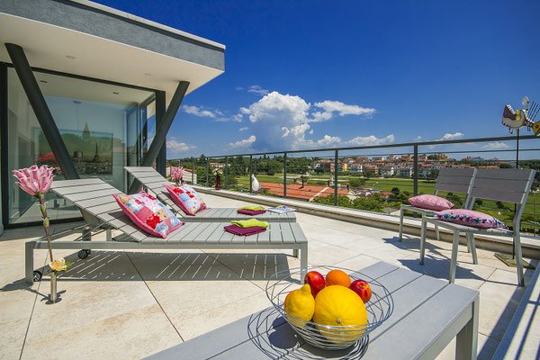 Penthouse u Vrsaru s prostranom terasom – 800 m od mora