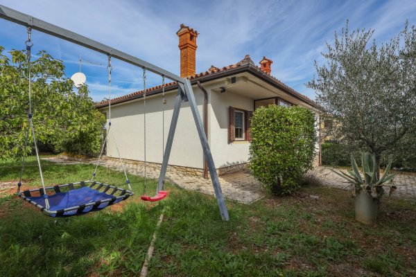 Prizemnica s dva pomoćna objekta, svega 5 km od Poreča